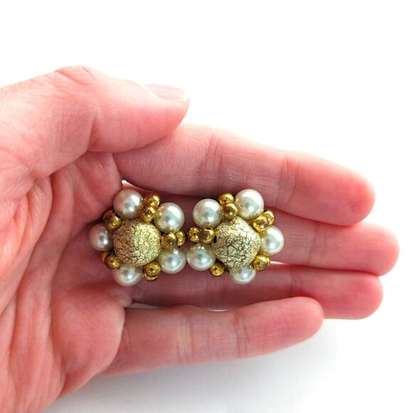 Vintage Estate 50s Retro Gold Tone Textured Beaded Cluster Clip On Earrings - Picture 4 of 4